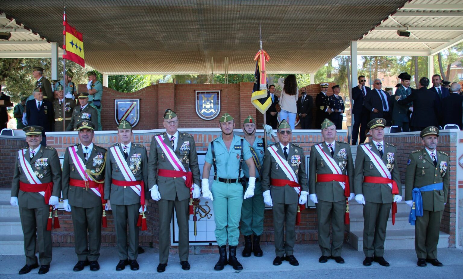 El actual coronel del 4º Tercio, Fernando Sánchez, junto al resto de antiguos jefes de esta unidad que asistieron al acto