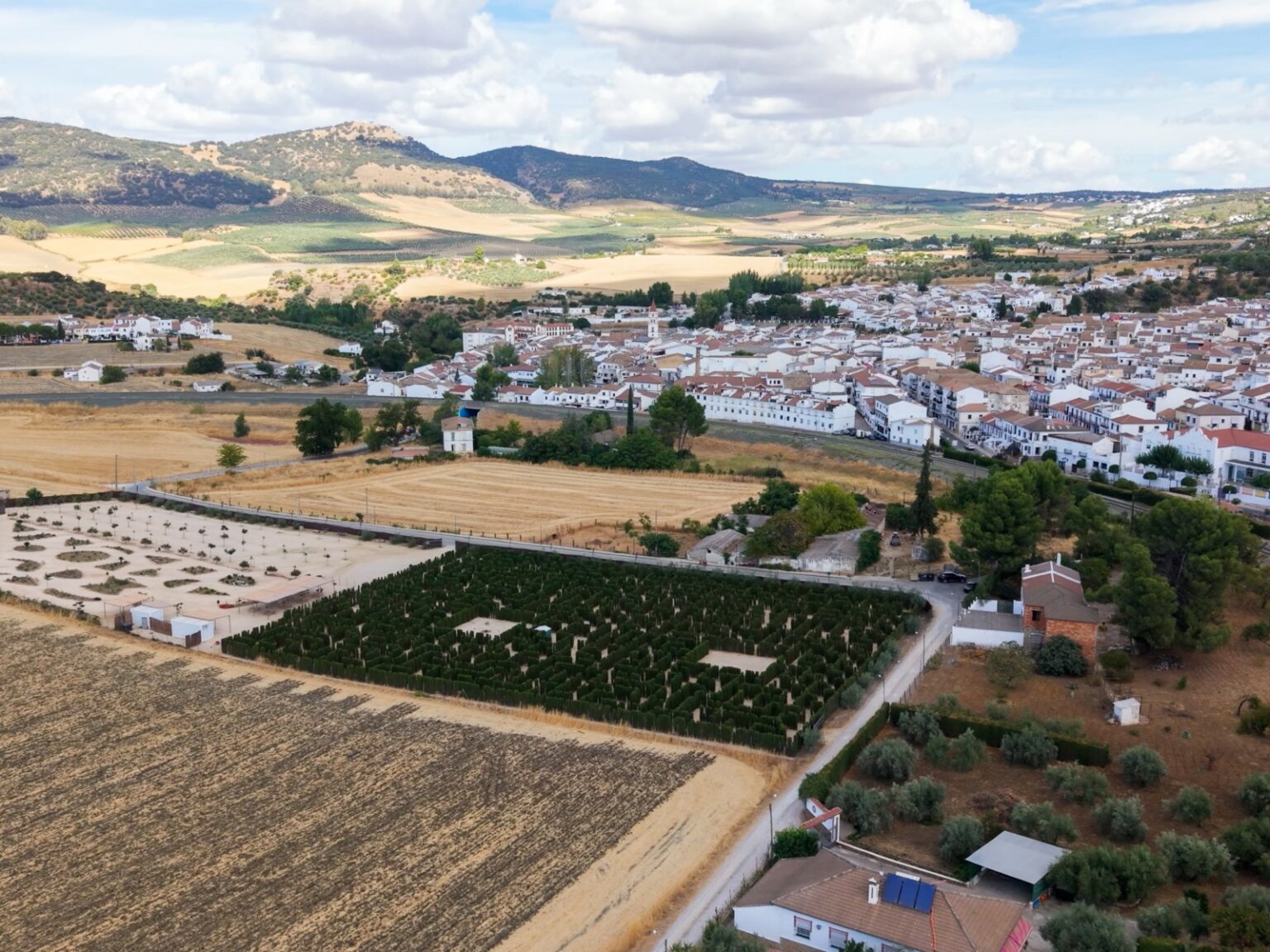 Está situado a las afueras del municipio y cuenta con un jardín de cactus con más de 350 especies.