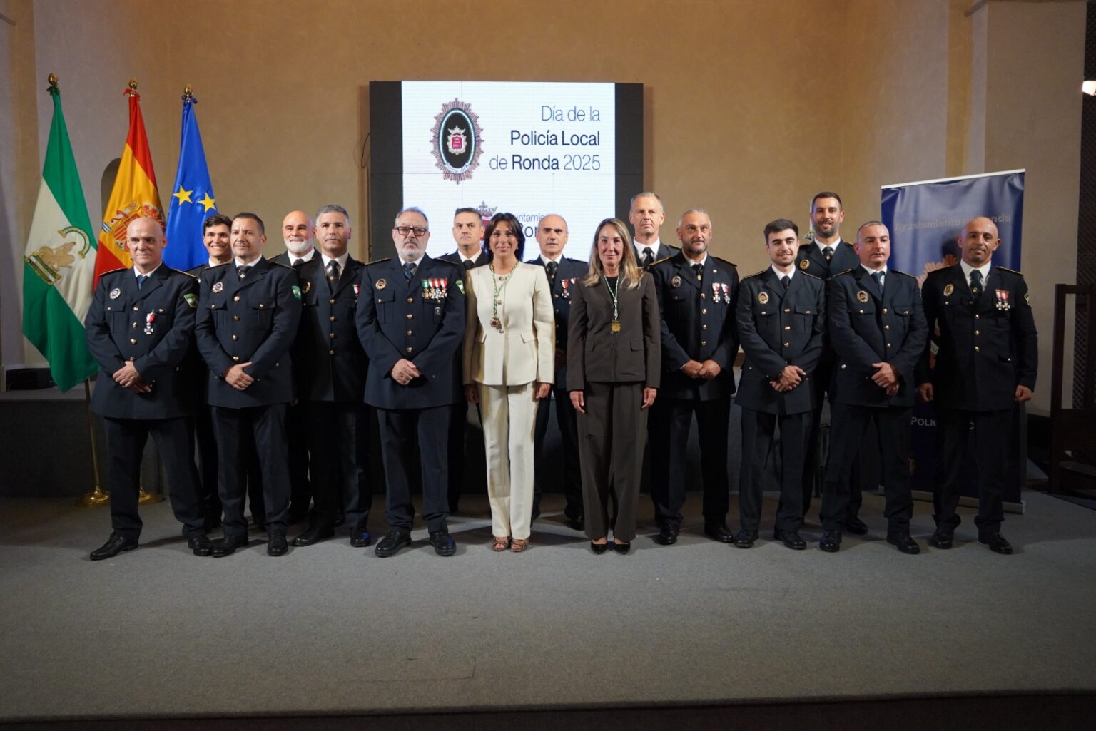 Foto de familia en el acto institucional