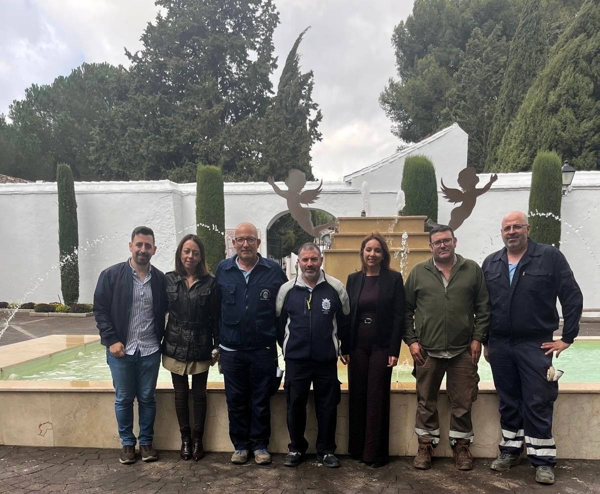 Trabajadores municipales junto a la edil de Cementerios, Concha Muñoz