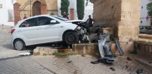 El impacto ha provocado algunos daños en esta fuente pública del siglo XVIII