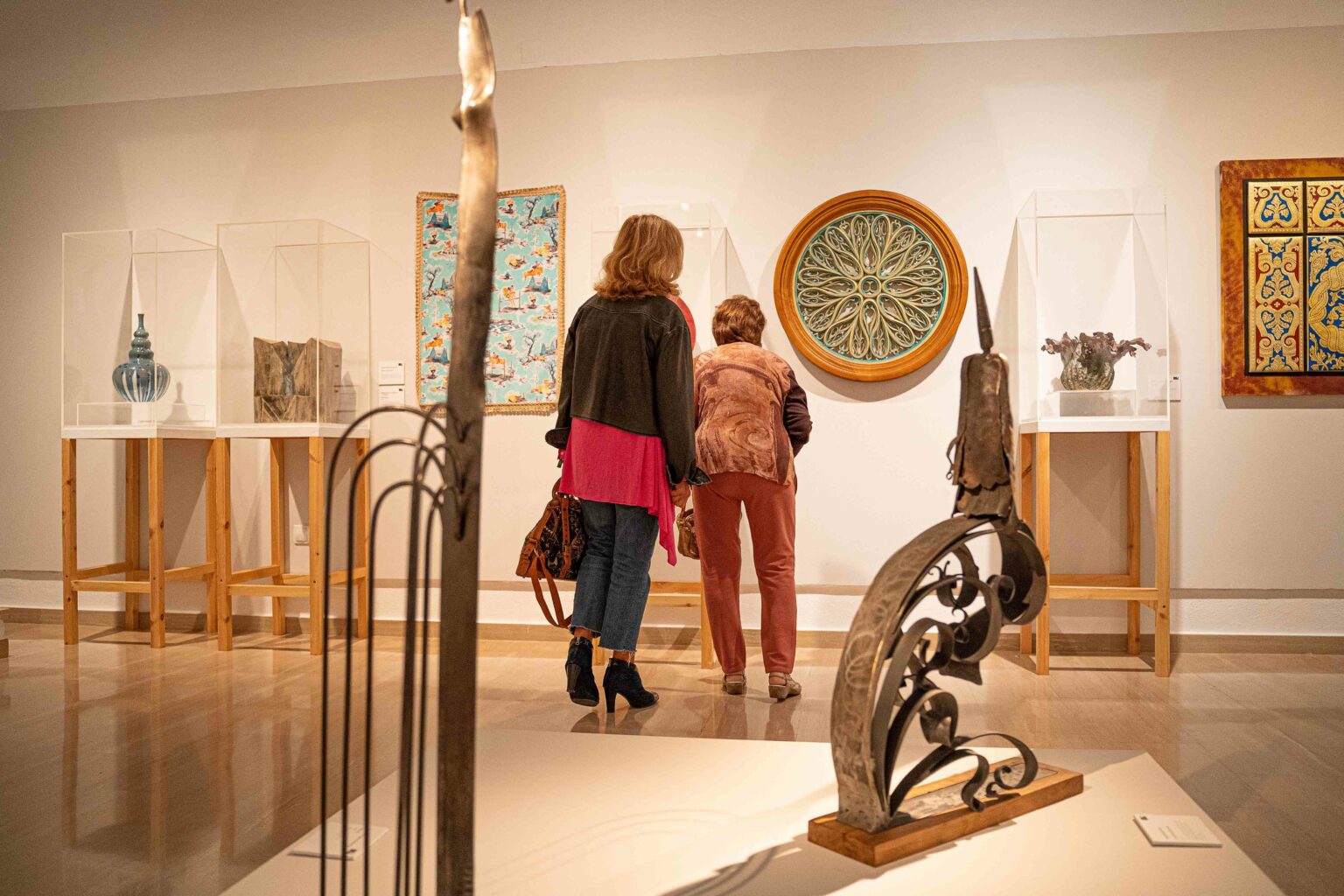 La muestra engloba cerámica, cuero, forja, talla en madera, tapices y textiles y orfebrería y joyería | Fundación Unicaja