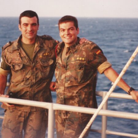 Los tenientes generales Julio Salom y Ramón Armada, antiguos jefes del 4º Tercio, durante su etapa como capitanes. Ambos han confirmado su asistencia al acto de este viernes