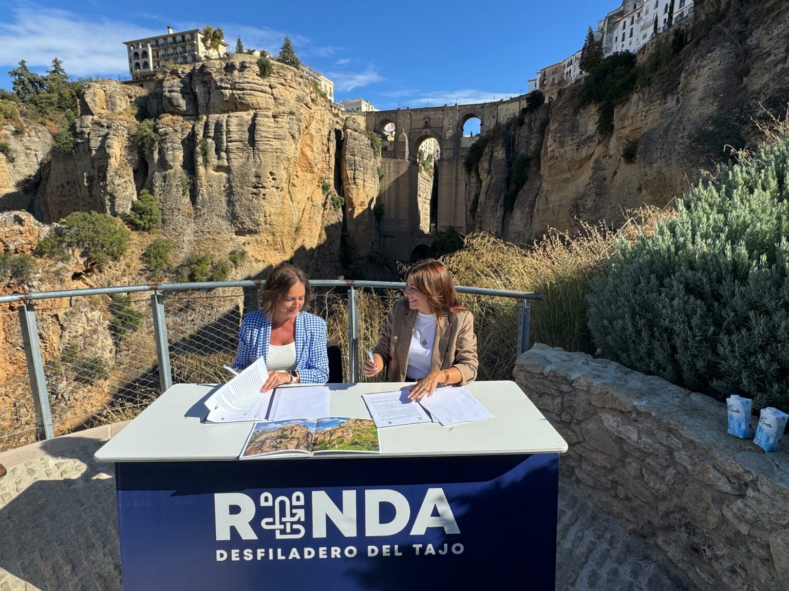 Al acto han acudido numerosos medios de comunicación regionales y representantes institucionales.