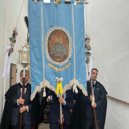 El pasado domingo los Hermanos Auroreros realizaron el rosario de la Aurora con su nueva insignia.