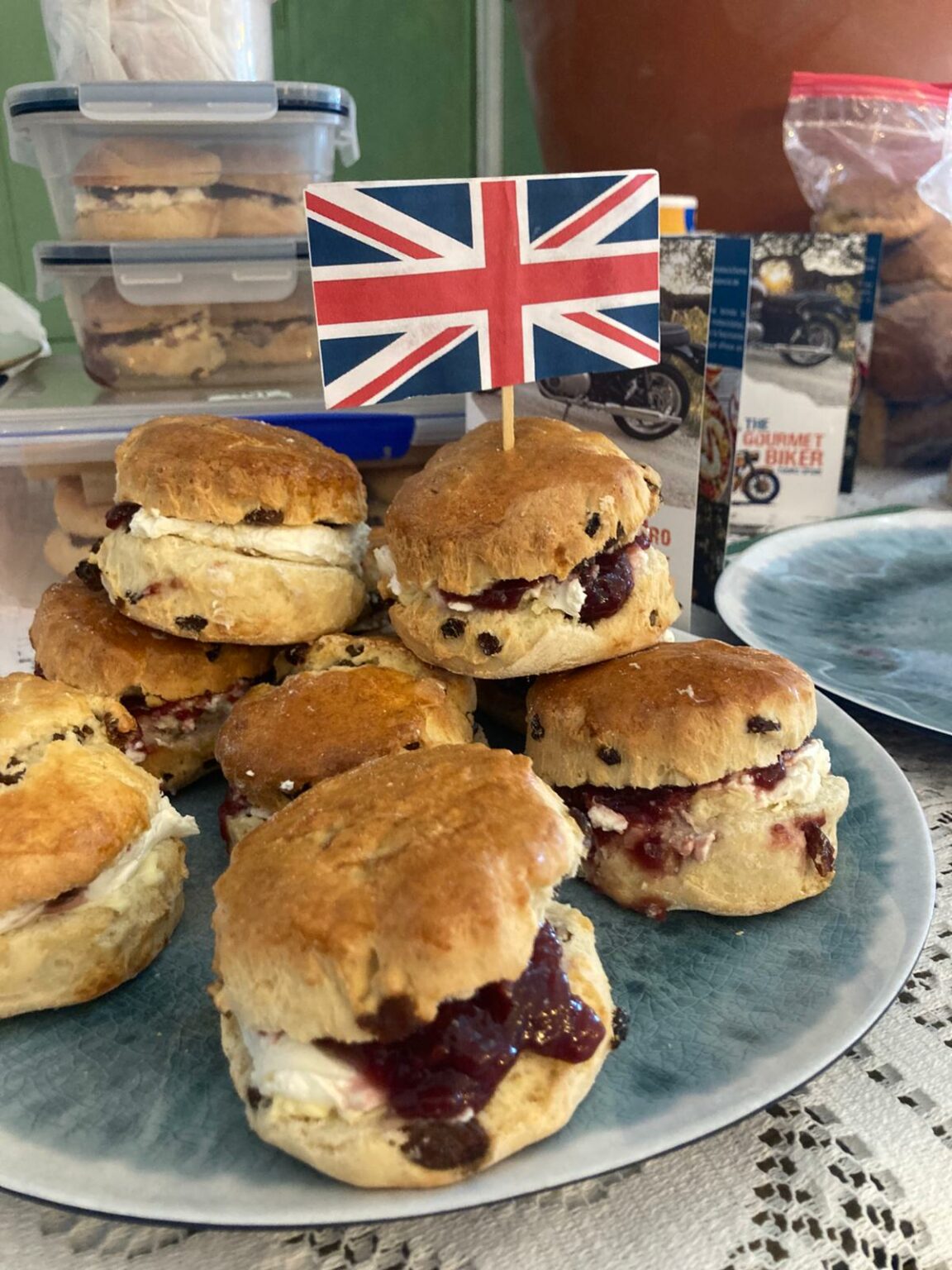 Los asistentes pudieron degustar tapas y postres de diversos países.