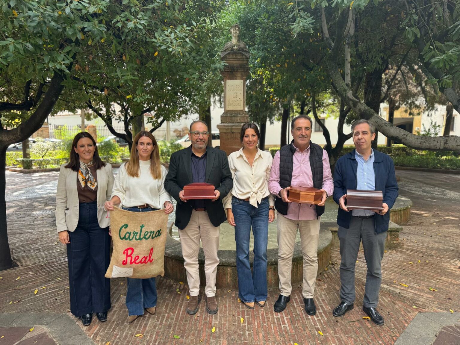 Foto de familia, con la alcaldesa, María de la Paz Fernández, y la concejal de Fiestas, Rebeca Muñoz.