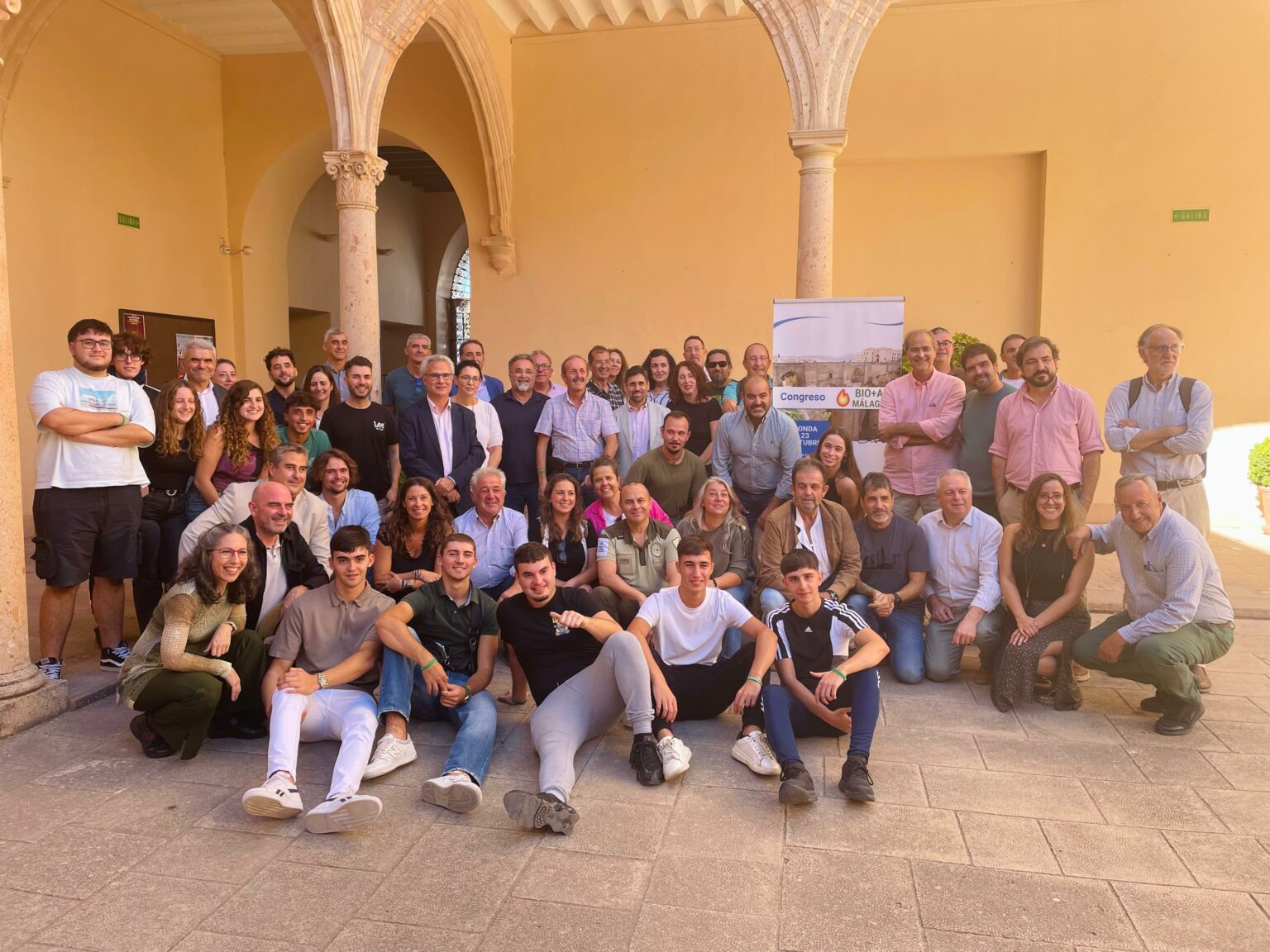 Foto de familia de los participantes.