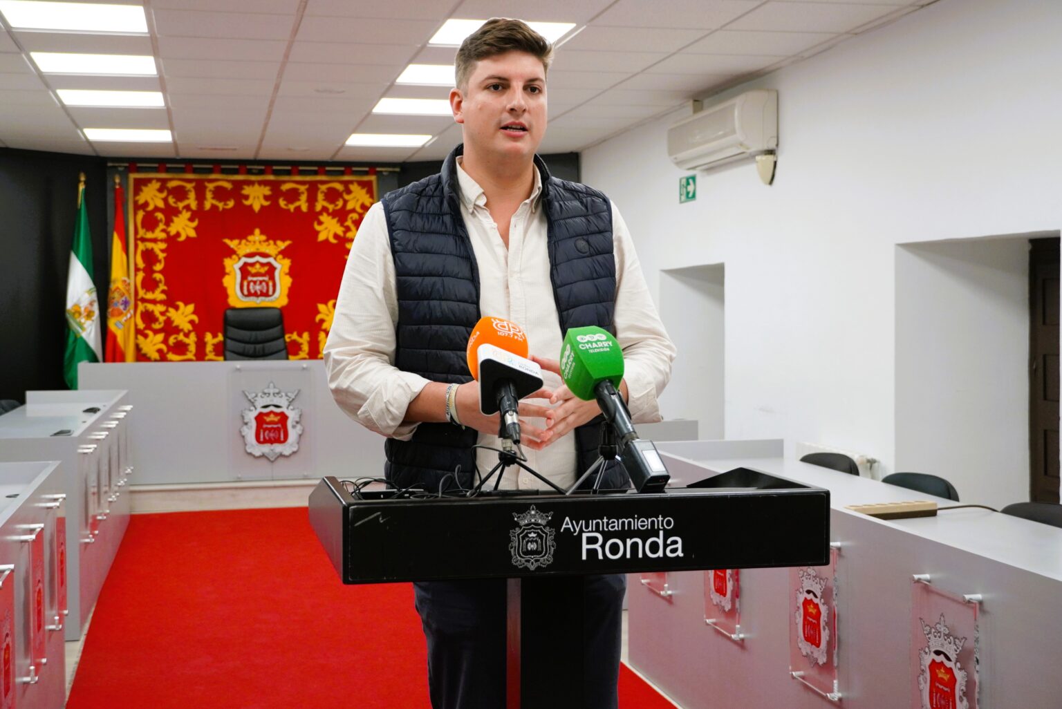 El delegado de Contratación del Ayuntamiento, Jorge Fernández, en rueda de prensa.