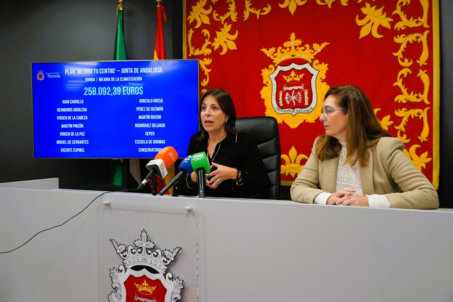 La alcaldesa, María de la Paz Fernández, y la delegada de Educación, Cristina Durán, en rueda de prensa