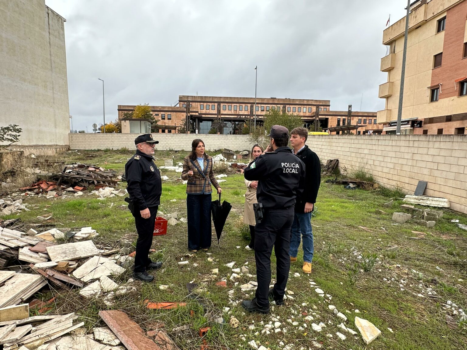 La alcaldesa, responsables de la Policía Local y los delegados de Tráfico y Seguridad Ciudadana en la parcela donde se trasladará el depósito de vehículos de la grúa municipal.