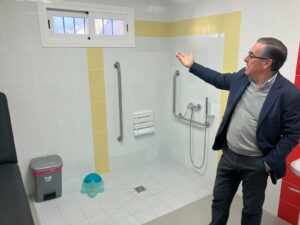 Miguel Briones visita el baño adaptado del CPR Valle del Guadiaro, centro que también contará con mejoras en su climatización