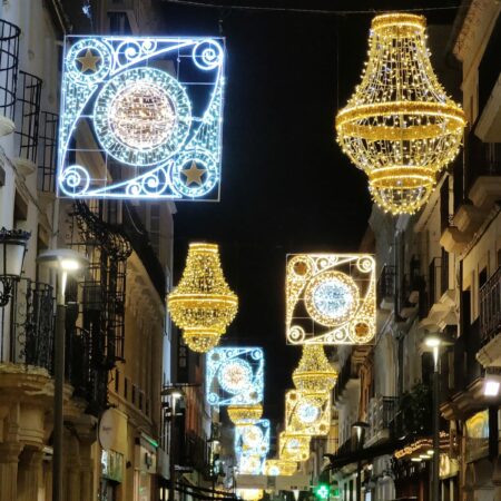 La calle La Bola, vestida de Navidad