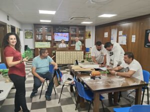Usuarios de Alfaro realizando decoraciones para el Día del Niño.