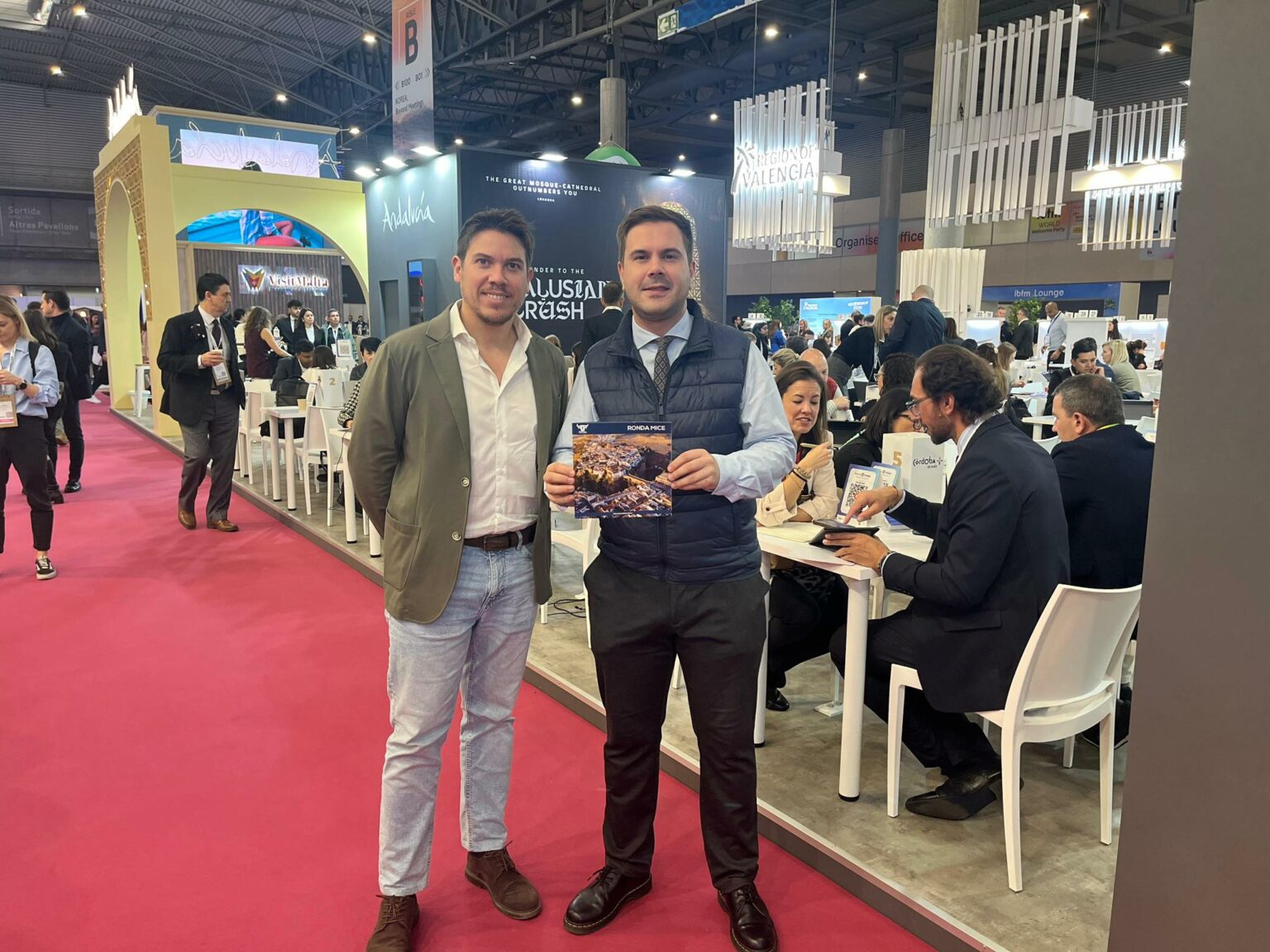 El delegado de Turismo, Ángel Martínez, y el gerente de Turismo de Ronda, frente al stand de Turismo Andaluz