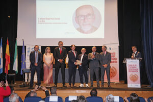 Entrega del reconocimiento | Colegio Oficial Veterinarios Málaga
