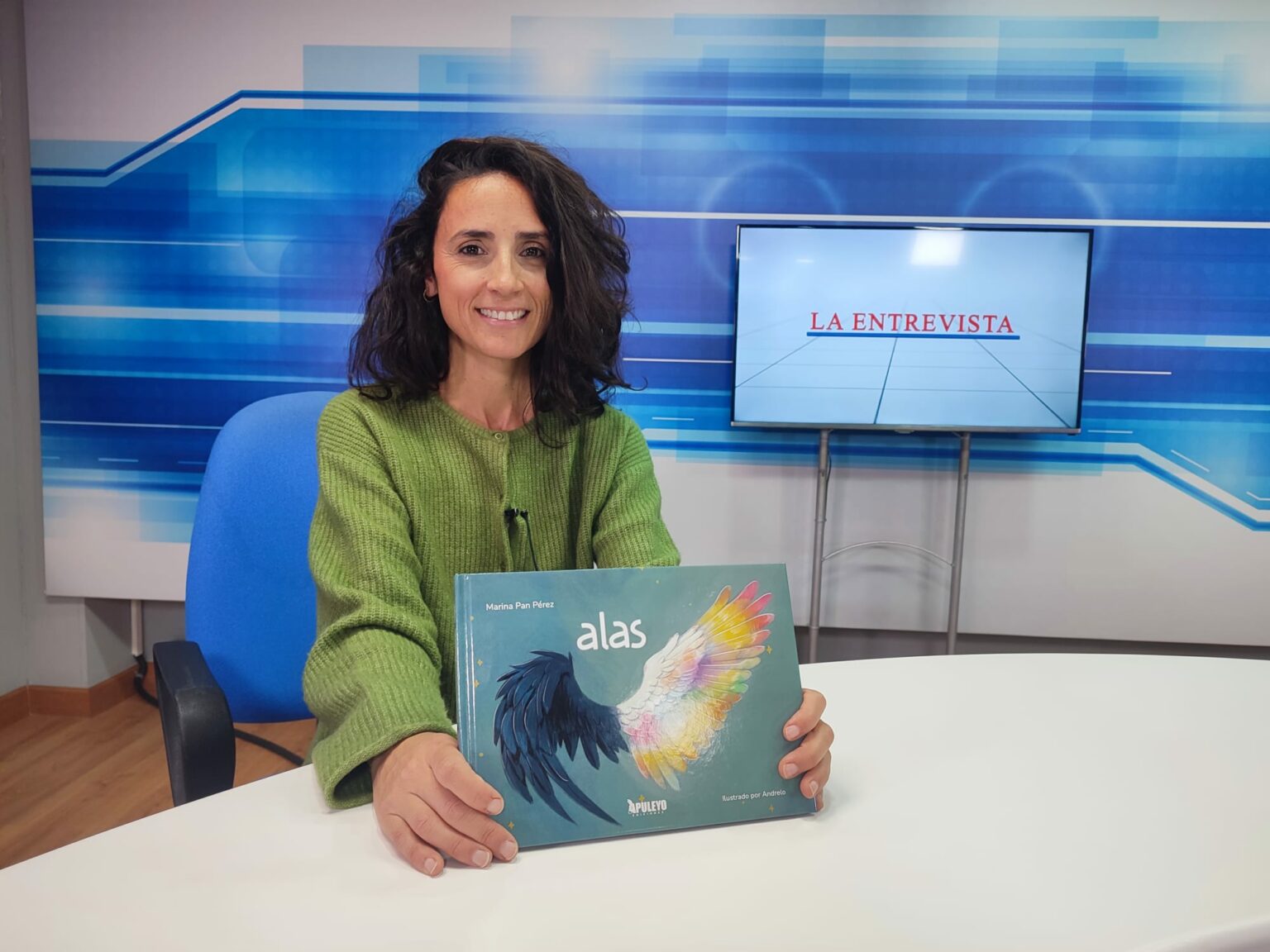 La autora en el plató de Charry TV.