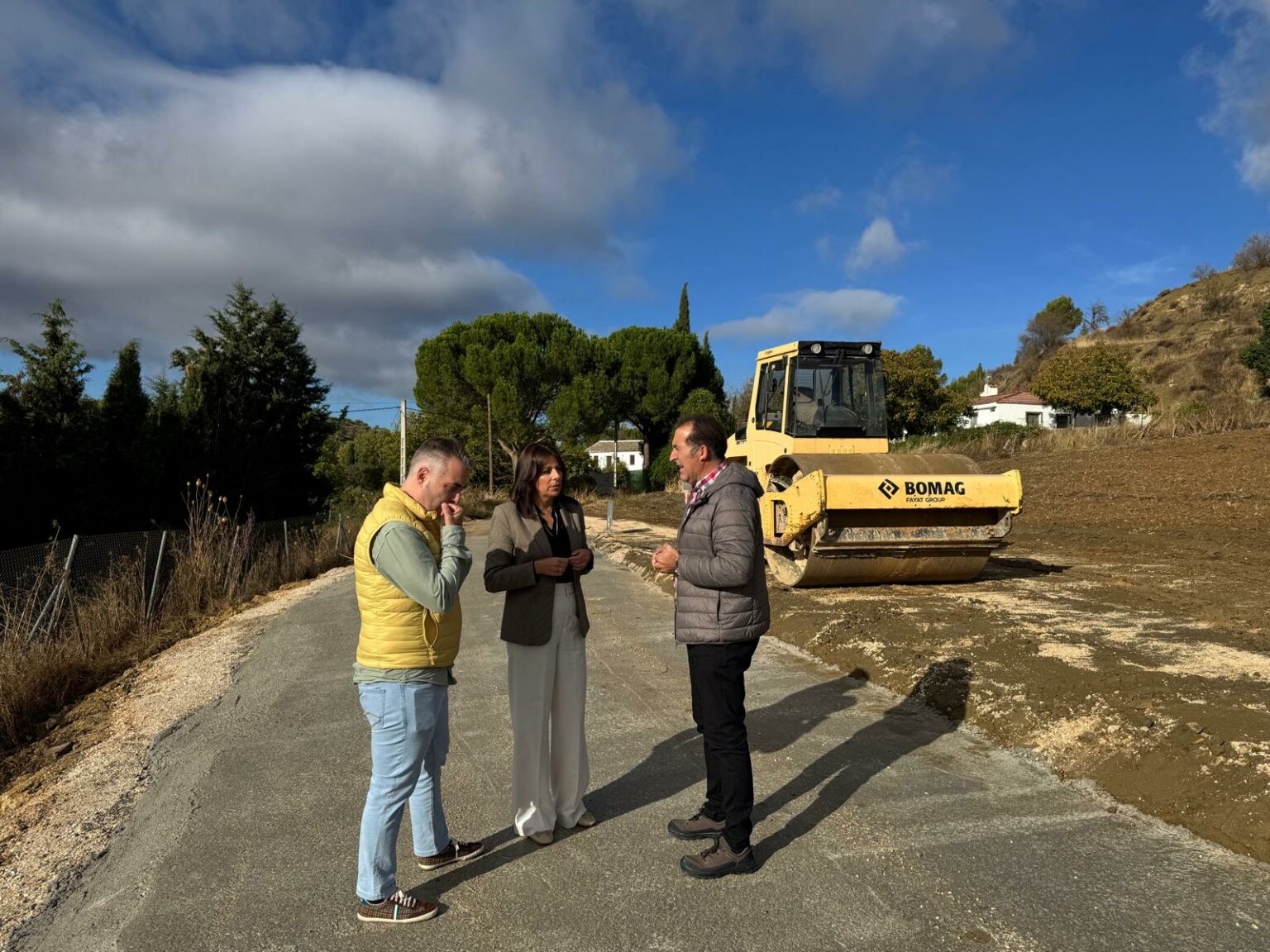 La alcaldesa y el delegado de Montes han visitado el Camino Cochinitas.