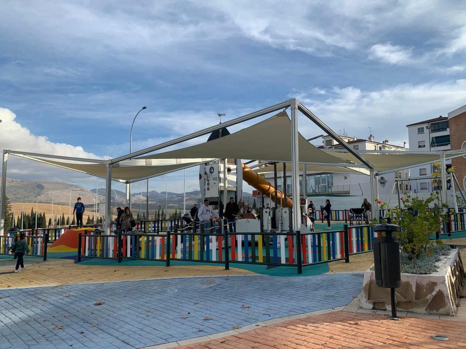 El nuevo parque infantil de la UE-30, con temática espacial.