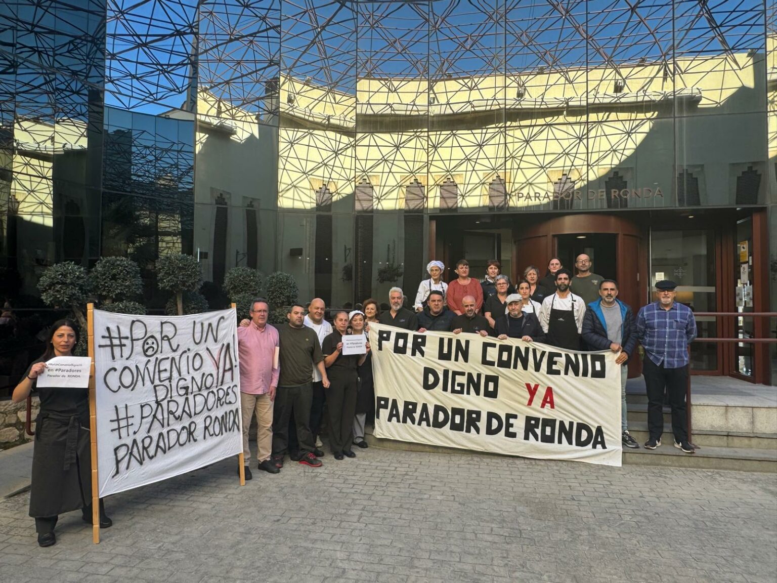 Los trabajadores del Parador en las puertas del establecimiento.