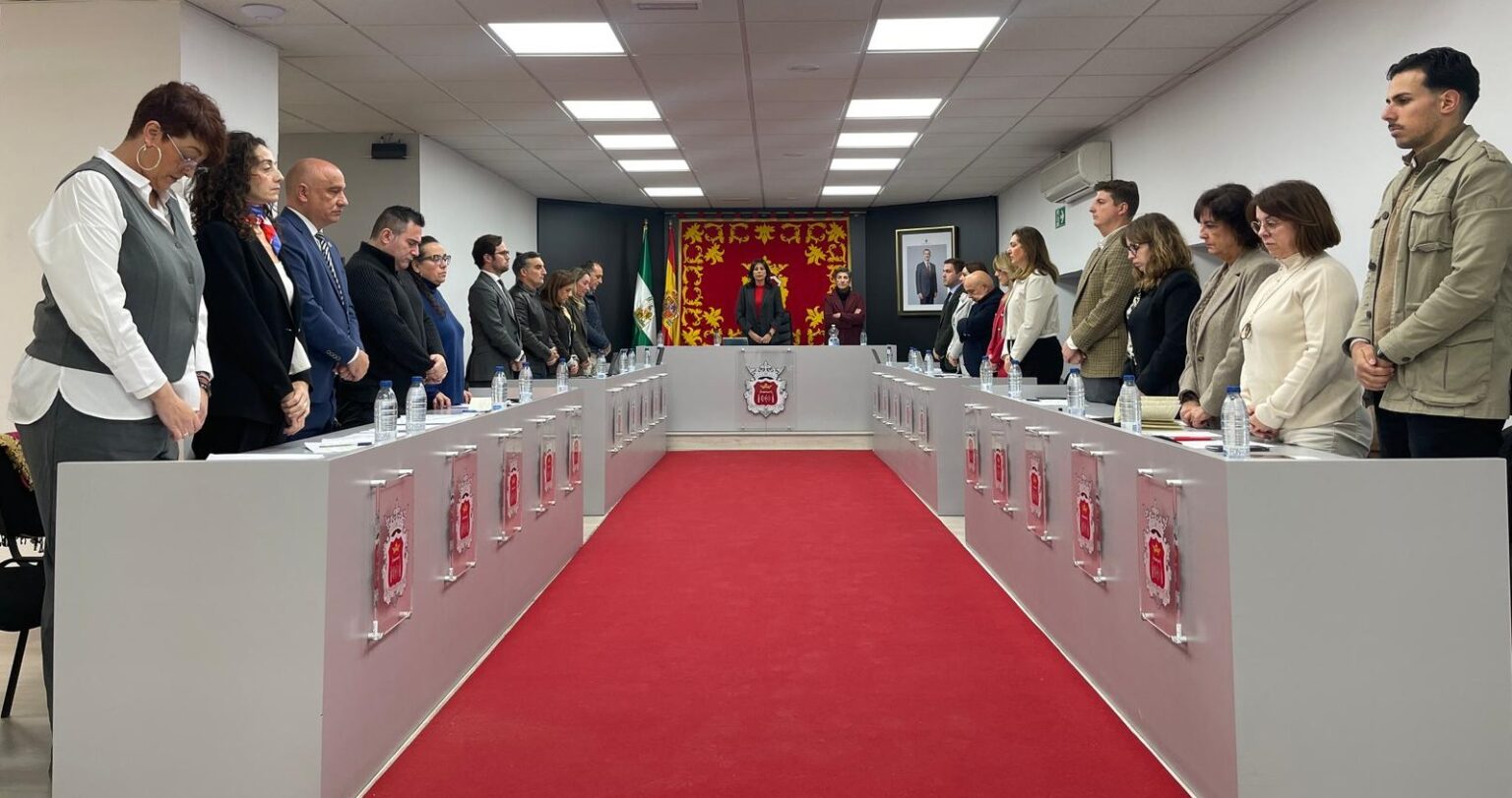 El pleno ha comenzado con un minuto de silencio en recuerdo a la última víctima por violencia de género, una mujer asesinada por su ex pareja en Rincón de la Victoria