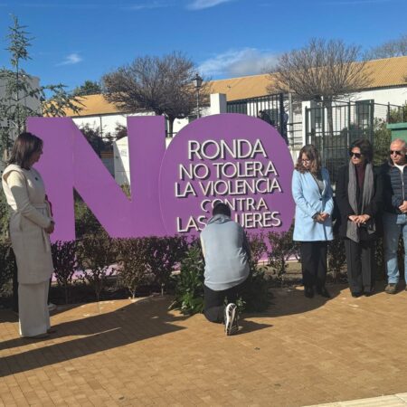 Los estudiantes rondeños han depositado en el citado monumento un total de 38 rosas blancas, en honor a las víctimas