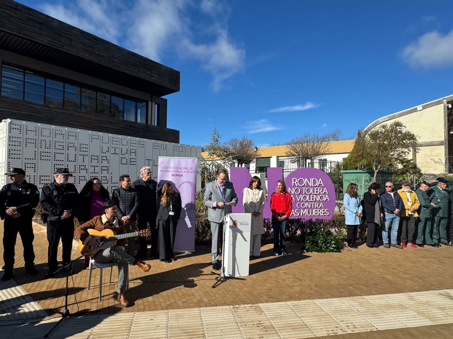 Un acto institucional frente a la biblioteca comarcal Adolfo Suárez, junto al monumento que condena la violencia machista