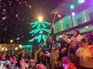 Decenas de personas se han reunido para dar la bienvenida a la Navidad