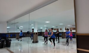 La intensidad del ejercicio se adapta a las necesidades y/o limitaciones físicas de cada usuaria, 