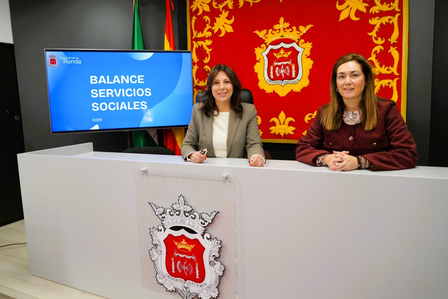 La alcaldesa, María de la Paz Fernández, junto a la delegada Cristina Durán