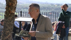 Manuel Vilas, realizando un coloquio en los jardines del Palacio de Mondragón