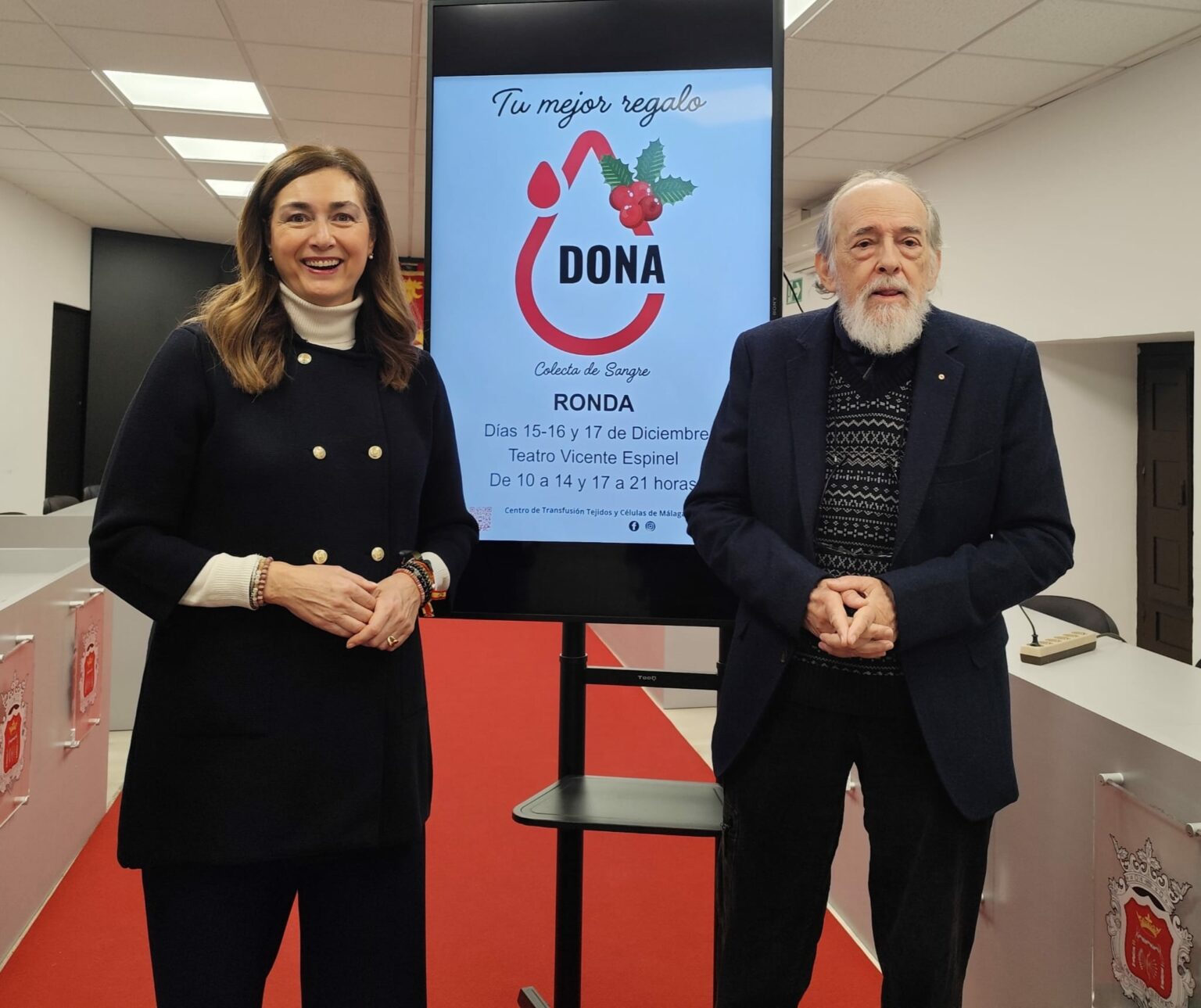 La delegada de Asuntos Sociales, Cristina Durán, y el presidente de la asamblea local de Cruz Roja, Antonio Lasanta, en rueda de prensa