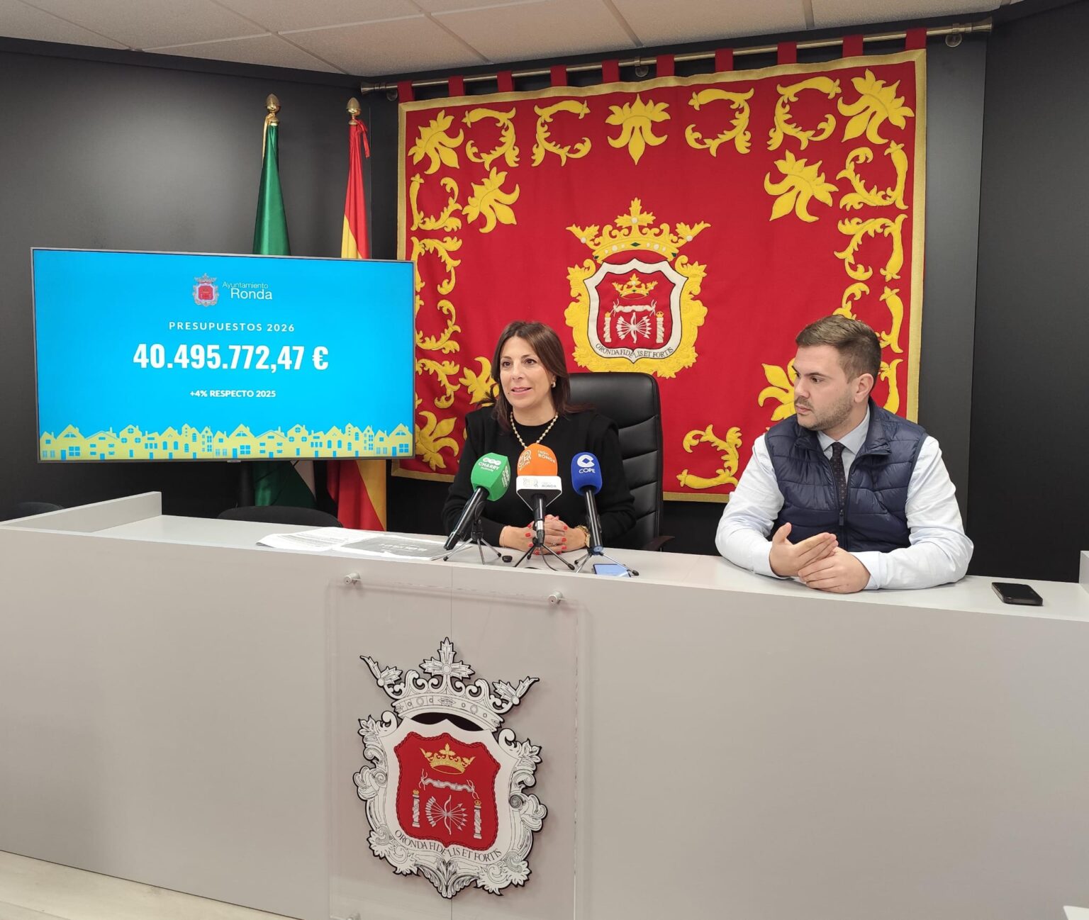 La alcaldesa de Ronda, María de la Paz Fernández, y el delegado de Turismo, Ángel Martínez, en rueda de prensa