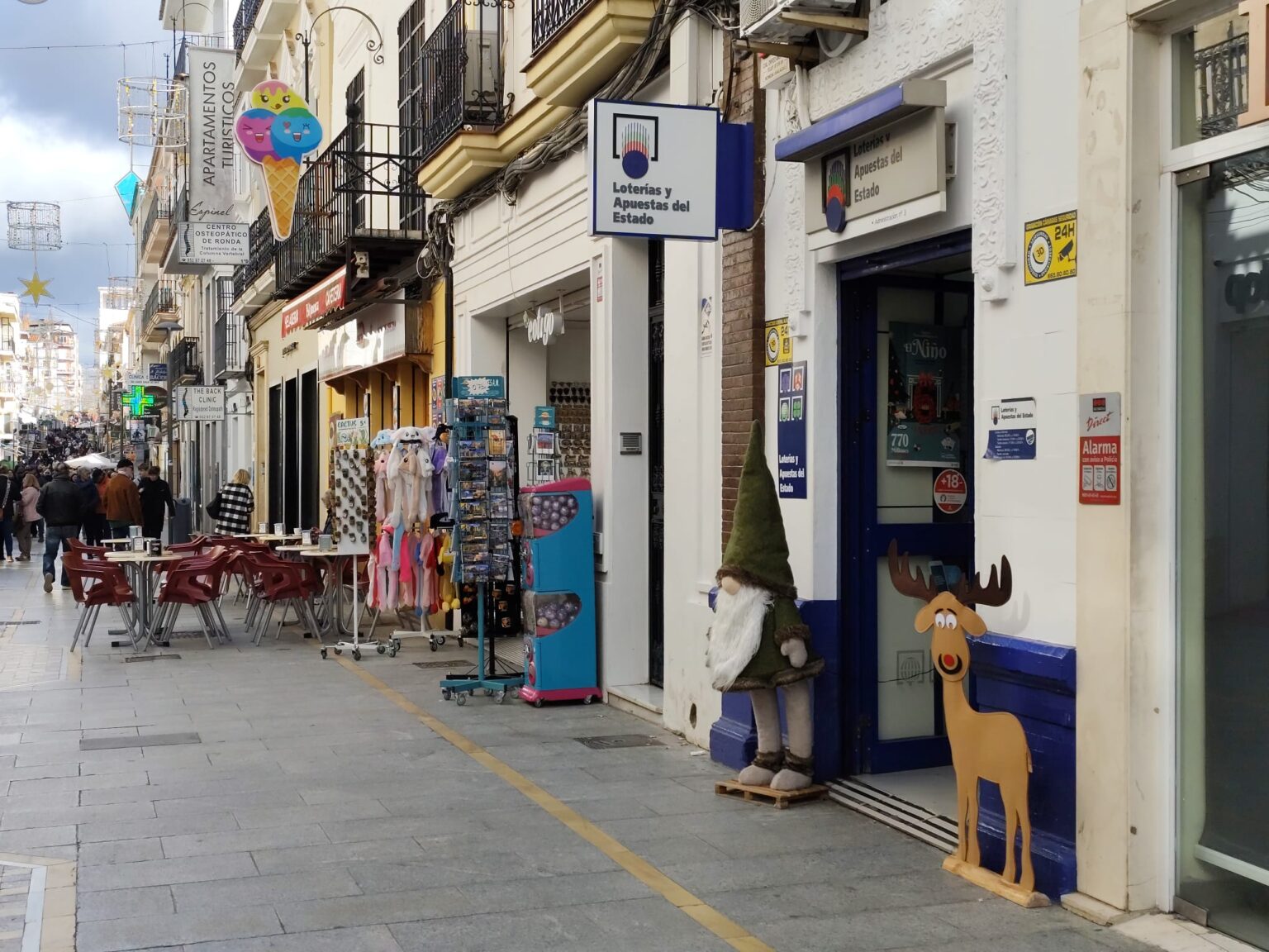 La cofradía ha adquirido sus décimos en la administración de loterías número 3, El Trébol de la Suerte