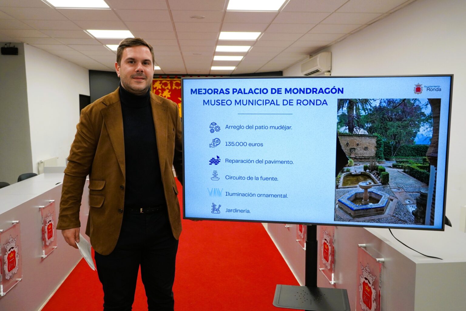 El delegado de Turismo, Ángel Martínez, en rueda de prensa