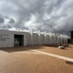 La estación se sitúa en la nueva plaza creada junto a la Biblioteca Comarcal Adolfo Suárez