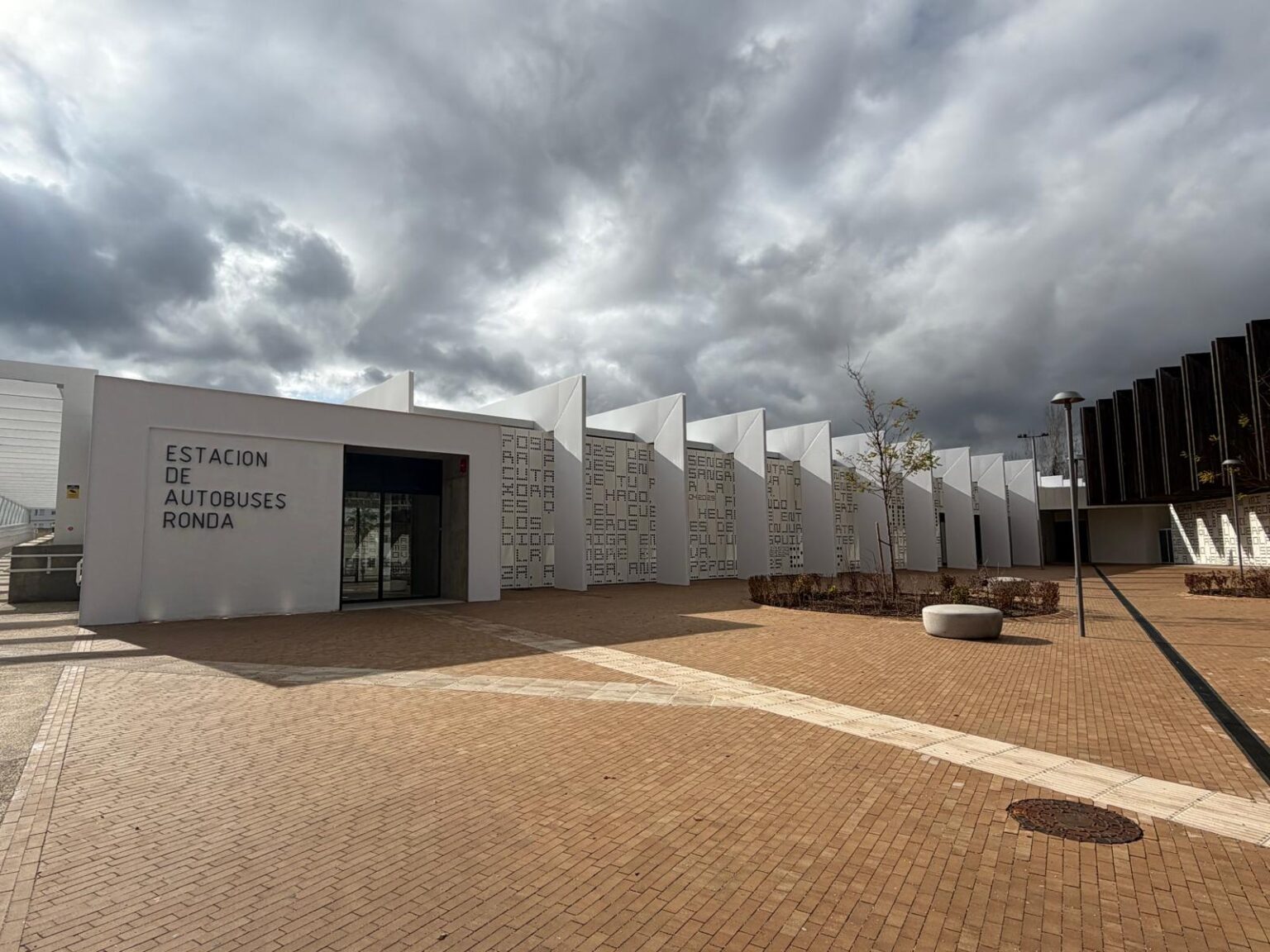 La estación se sitúa en la nueva plaza creada junto a la Biblioteca Comarcal Adolfo Suárez