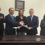 La firma ha estado cargada de un fuerte valor simbólico, al haberse realizado en la mesa en la que Blas Infante rubricó el documento redactado en la Asamblea de Ronda de 1918