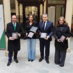 El Centro de Estudios Andaluces ha otorgado placas conmemorativas con el escudo andaluz