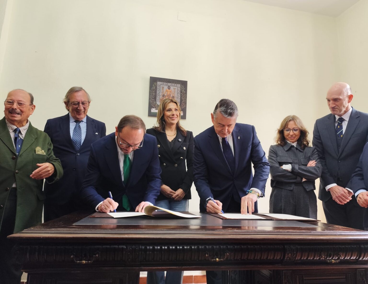 El consejero Antonio Sanz y el presidente del Círculo de Artistas de Ronda, Daniel Harillo, firmando el acuerdo