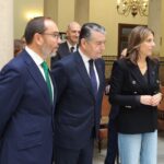 El presidente del Círculo de Artistas de la ciudad, Daniel Harillo; el consejero Antonio Sanz, y la alcaldesa, María de la Paz Fernández, en el patio central del edificio