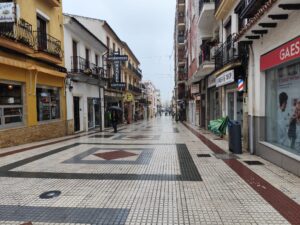 Numerosos comercios de la ciudad también han decidido cerrar sus puertas en esta jornada, como medida de precaución ante la borrasca Kristin