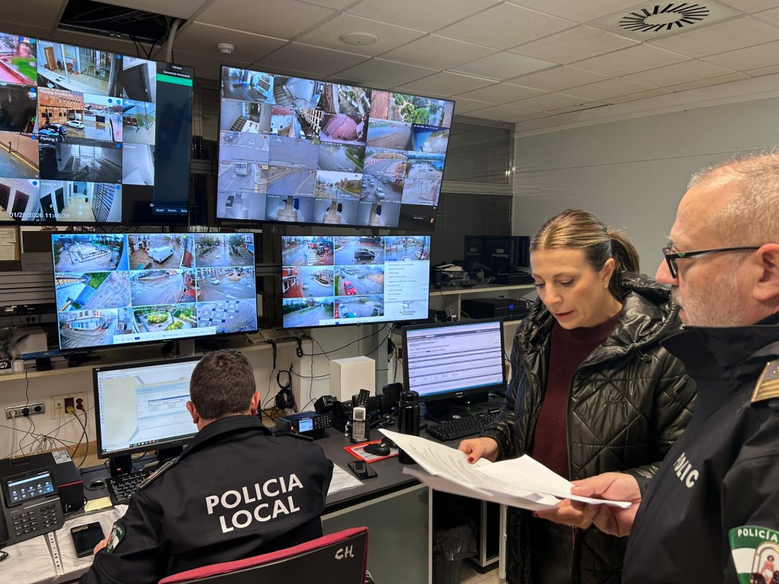 La alcaldesa, María de la Paz Fernández, y el inspector jefe de la Policía Local de Ronda, Miguel Ángel Aranda