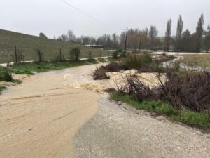 Muchos carriles están cortados al tráfico en algunos tramos, debido a la crecida de los ríos y arroyos