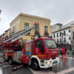 Efectivos del Consorcio Provincial de Bomberos sanean una cornisa en Plaza de España