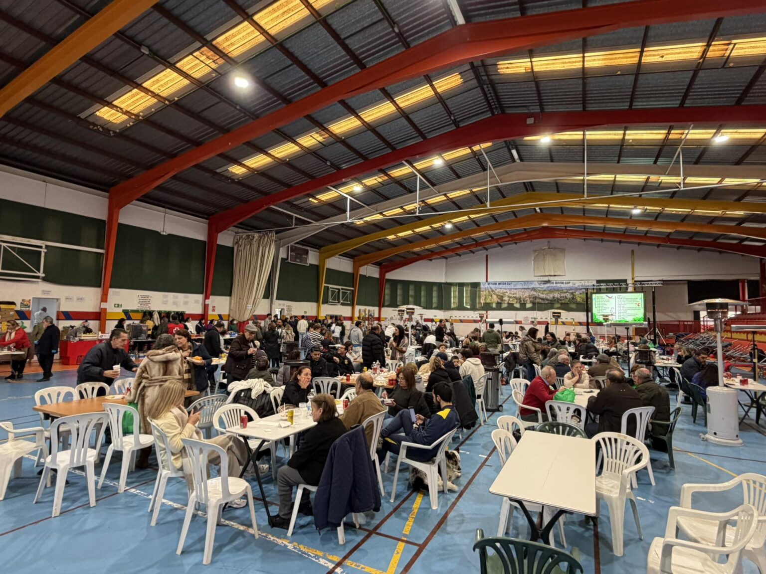 El polideportivo El Fuerte se ha convertido en un lugar de encuentro para los vecinos