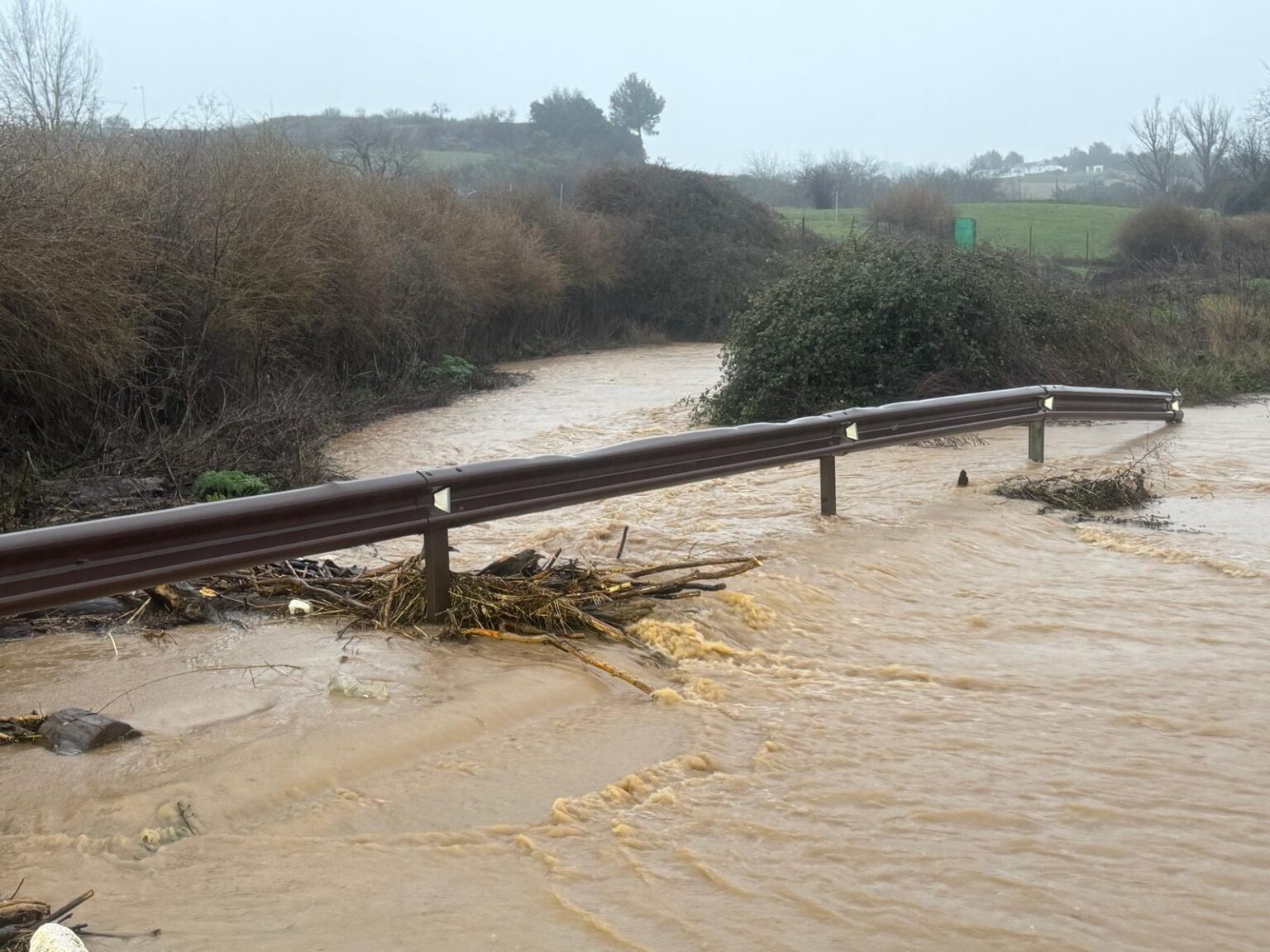 La vía que une la Cruz de San Jorge con el camino de Navares y Tejares, completamente anegada