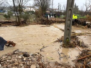La UME está interviniendo junto a la Venta El Pelistre, donde el agua dejó a varias familias aisladas