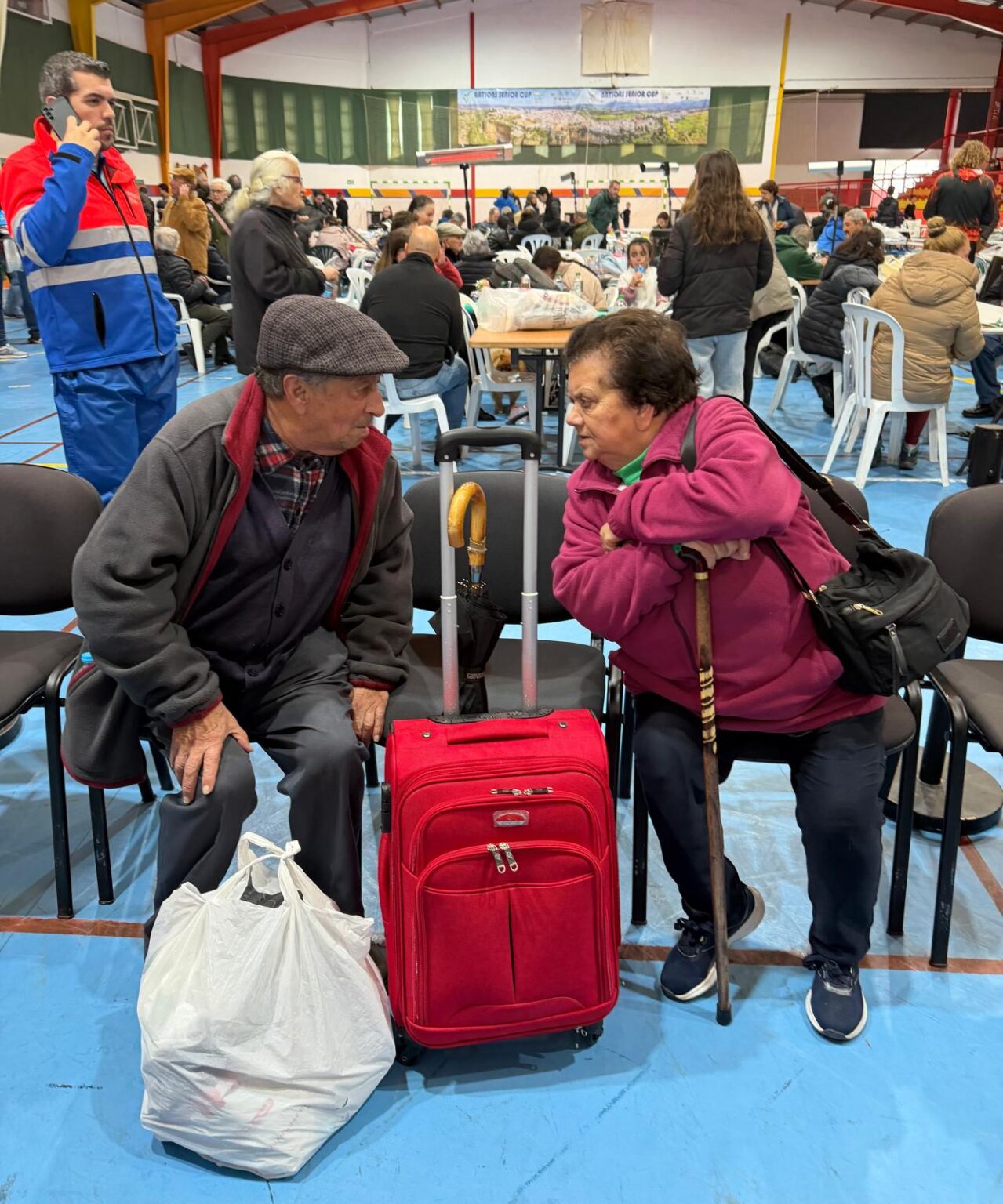 Una pareja de avanzada edad, junto a sus maletas