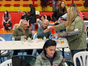 Unas 400 personas han almorzado en el polideportivo El Fuerte